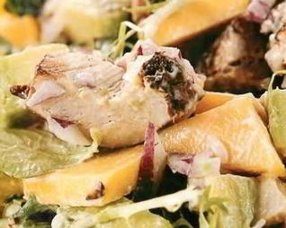 Салат из копченого цыпленка с манго и авокадо