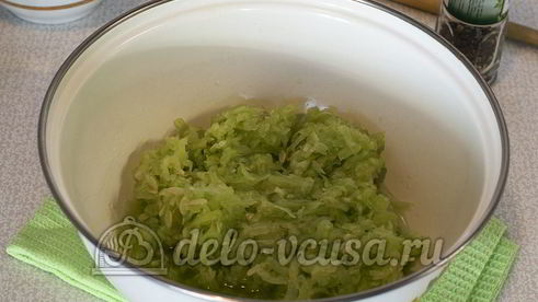 салат из моркови, огурца и редиски