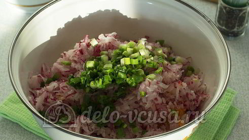 салат из моркови, огурца и редиски