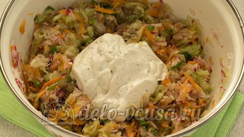 салат из моркови, огурца и редиски