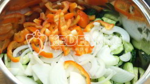 салат из огурцов на зиму с луком