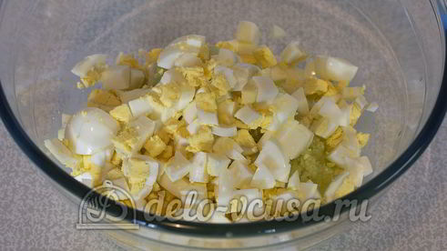 салат из огурцов, яиц и зелени