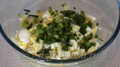 салат из огурцов, яиц и зелени