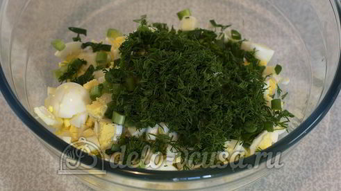 салат из огурцов, яиц и зелени