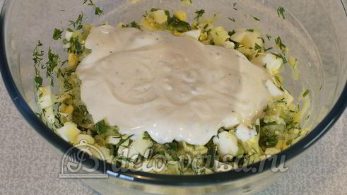 салат из огурцов, яиц и зелени