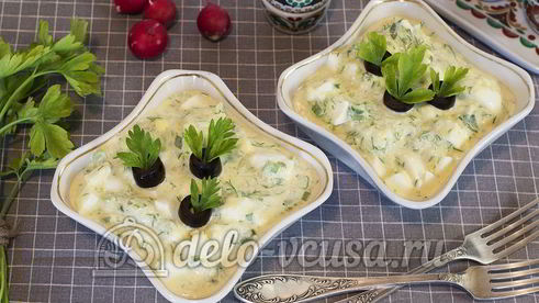 салат из огурцов, яиц и зелени