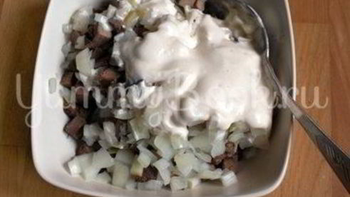 салат из печени с маринованным луком