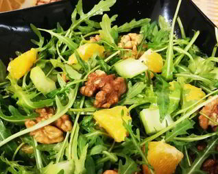 Салат из рукколы, апельсина и сельдерея