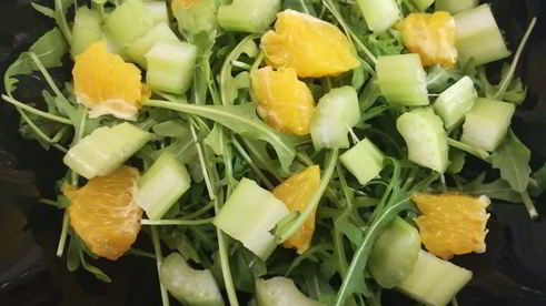 салат из рукколы, апельсина и сельдерея