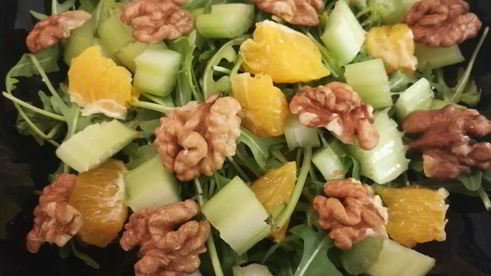 салат из рукколы, апельсина и сельдерея