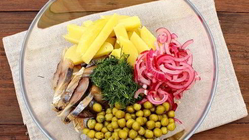 салат из селедки с горошком