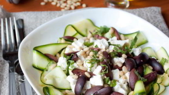 Рецепт Салат из цуккини с фетой и кедровыми орешками