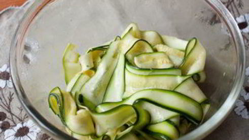 салат из цуккини с фетой и кедровыми орешками