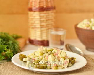 Салат овощной с яблоком