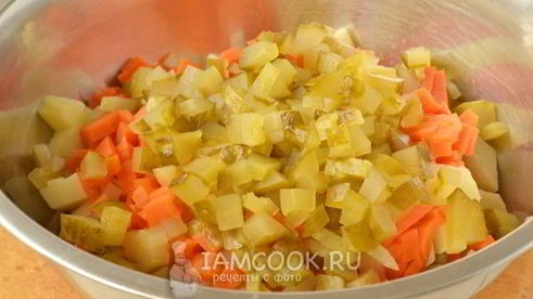 салат овощной с яблоком