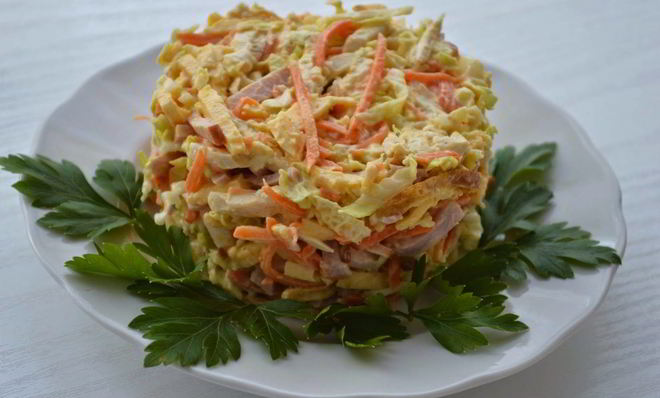 Салат пикантный с ветчиной