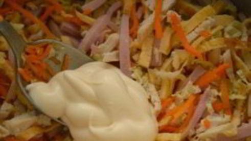 салат пикантный с ветчиной