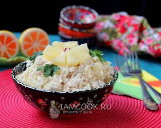 Салат с ананасом, куриной грудкой и сельдереем
