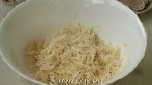 салат с ананасом, куриной грудкой и сельдереем