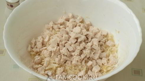 салат с ананасом, куриной грудкой и сельдереем