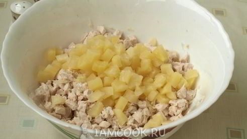 салат с ананасом, куриной грудкой и сельдереем