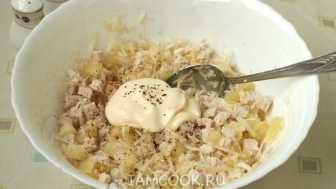 салат с ананасом, куриной грудкой и сельдереем