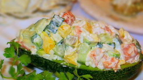 салат с авокадо и форелью