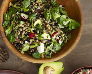 Салат с диким рисом и авокадо