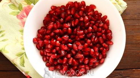 салат с гранатом, курицей и сыром