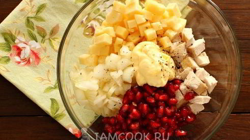 салат с гранатом, курицей и сыром