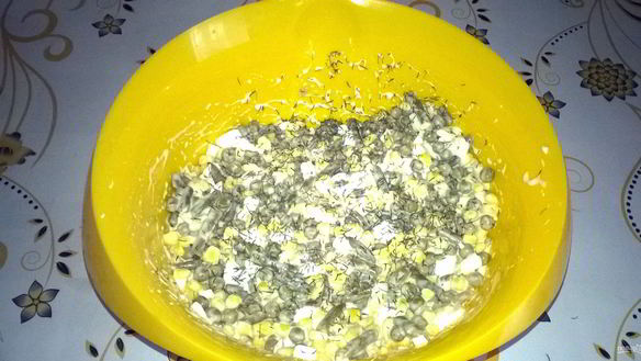 Рецепт Салат с кальмарами и горошком