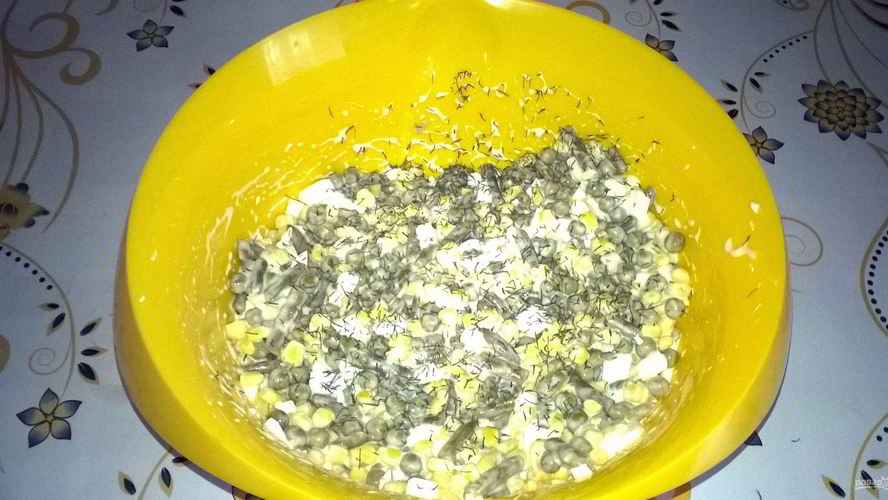 Рецепт салат с кальмарами и горошком