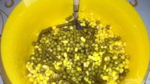 салат с кальмарами и горошком