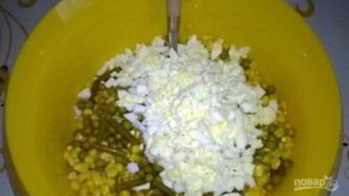 салат с кальмарами и горошком