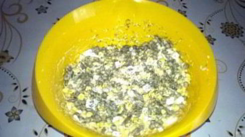 салат с кальмарами и горошком