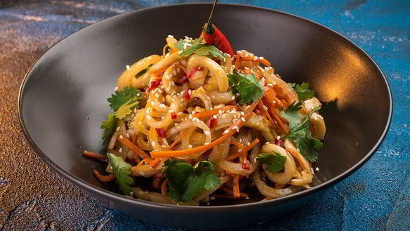 Рецепт Салат с кальмарами и перцем чили