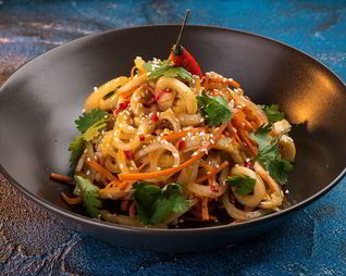 Салат с кальмарами и перцем чили