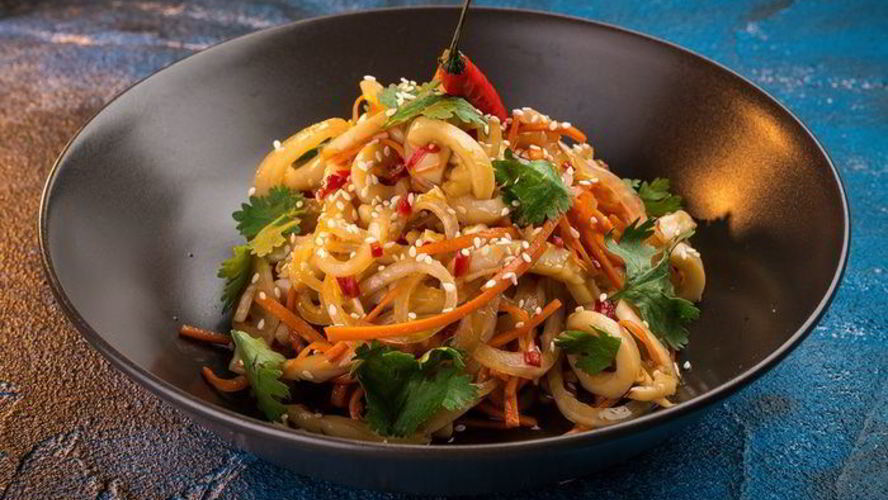 Рецепт салат с кальмарами и перцем чили