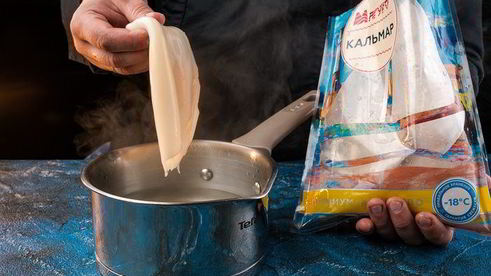 салат с кальмарами и перцем чили