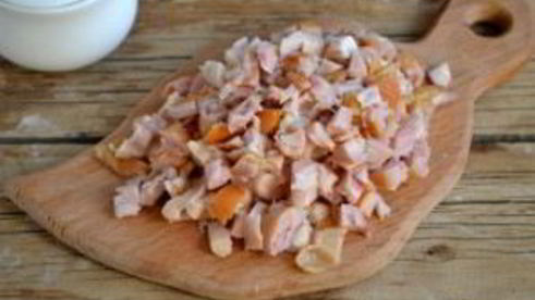 салат с корейской морковкой и копченой курицей