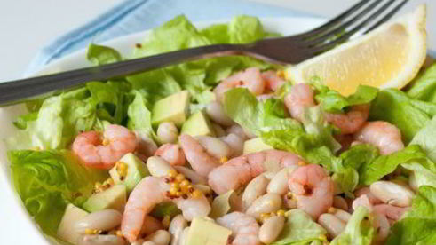 салат с креветками и белой фасолью
