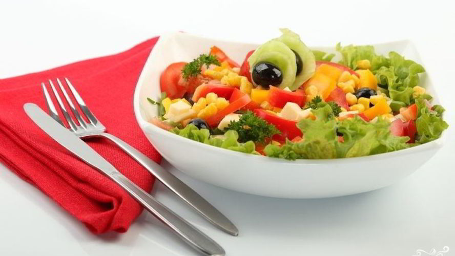 Рецепт салат с кукурузой, сыром, помидорами