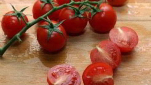 салат с кукурузой, сыром, помидорами