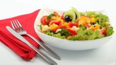 салат с кукурузой, сыром, помидорами