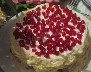 Салат с курицей гранатом и сыром