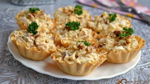 салат с курицей и ананасом в тарталетках