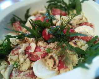 Салат с кус-кусом, помидорами и моцареллой