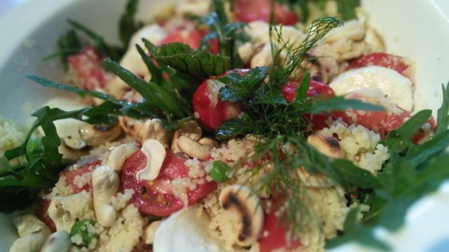 Рецепт салат с кус-кусом, помидорами и моцареллой
