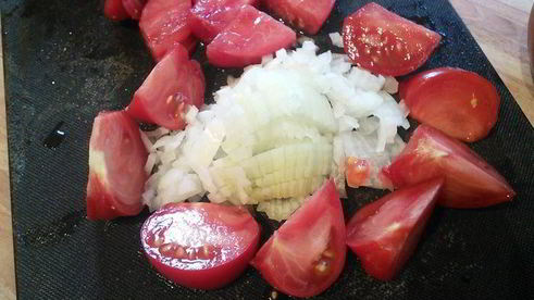 салат с кус-кусом, помидорами и моцареллой