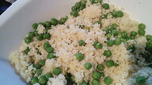 салат с кус-кусом, помидорами и моцареллой